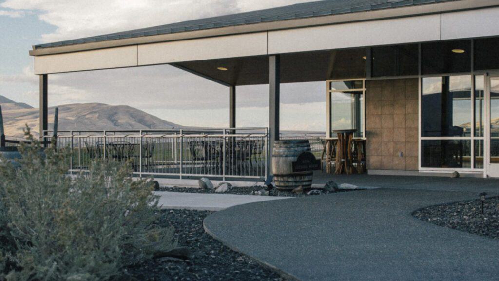 Outside view of the tasting room at Kiona Vineyards